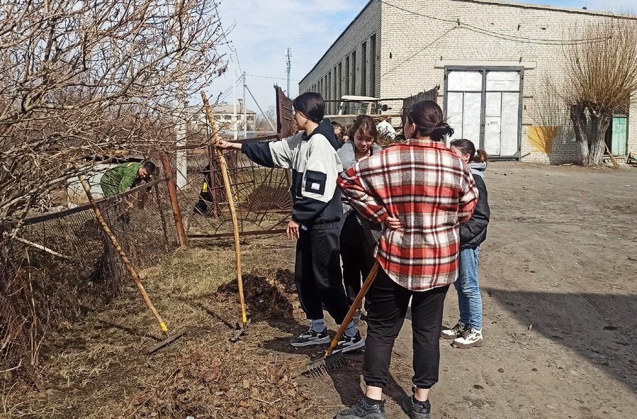 Студенты и преподаватели Альменевского техникума провели субботник.